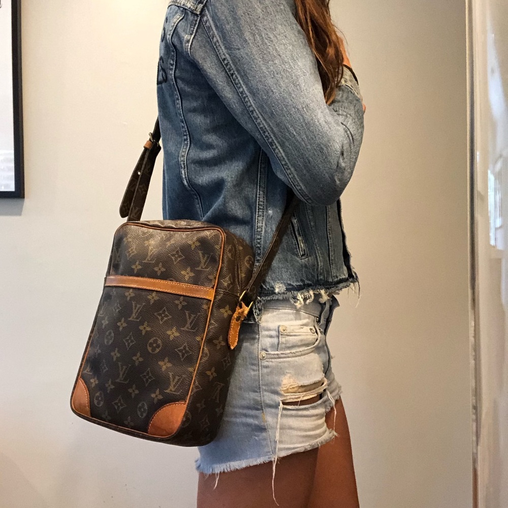 Auth Louis Vuitton crossbody!